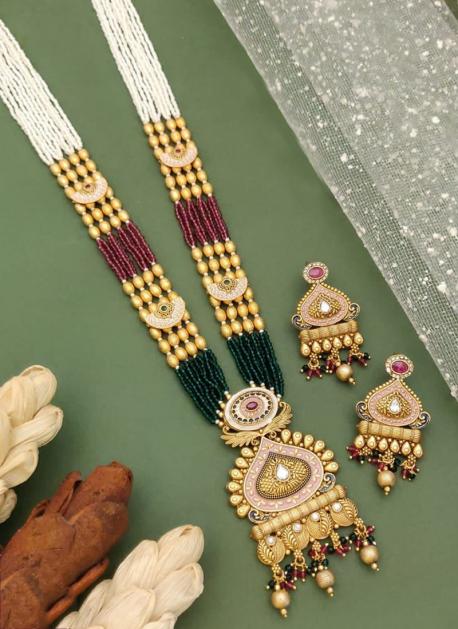 Necklace set on sale in moti