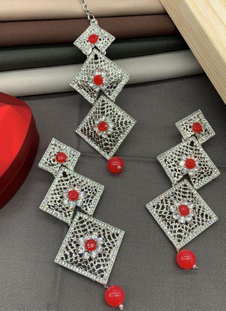 Red Color Kundan Kundan Earrings With Maang Tikka