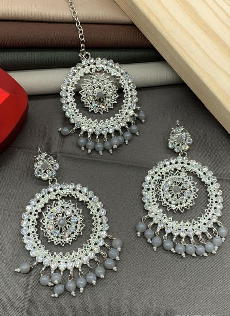 Beautiful White and Golden Color Earring and Maang Tikka – Sulbha Fashions